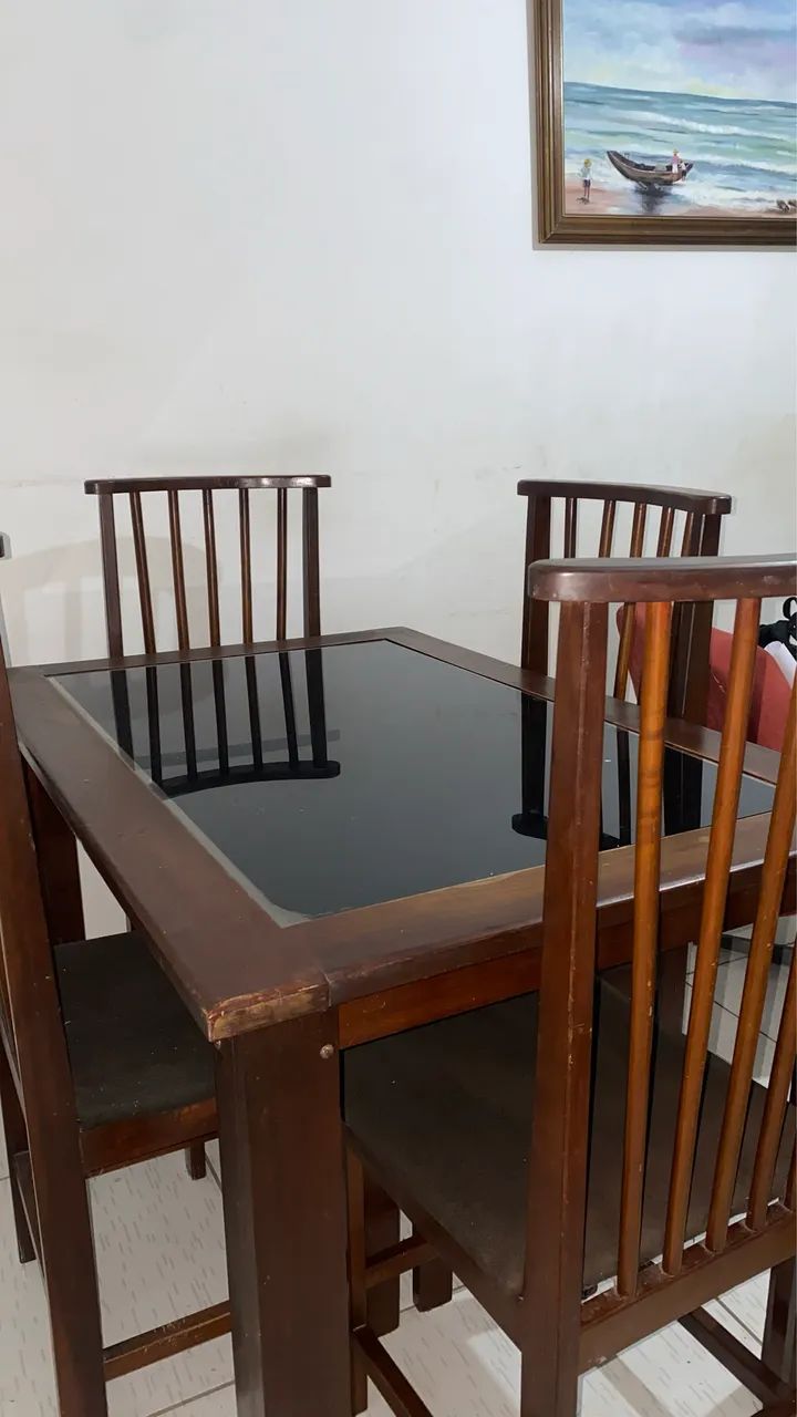 mesa madeira pura com quatro cadeiras 