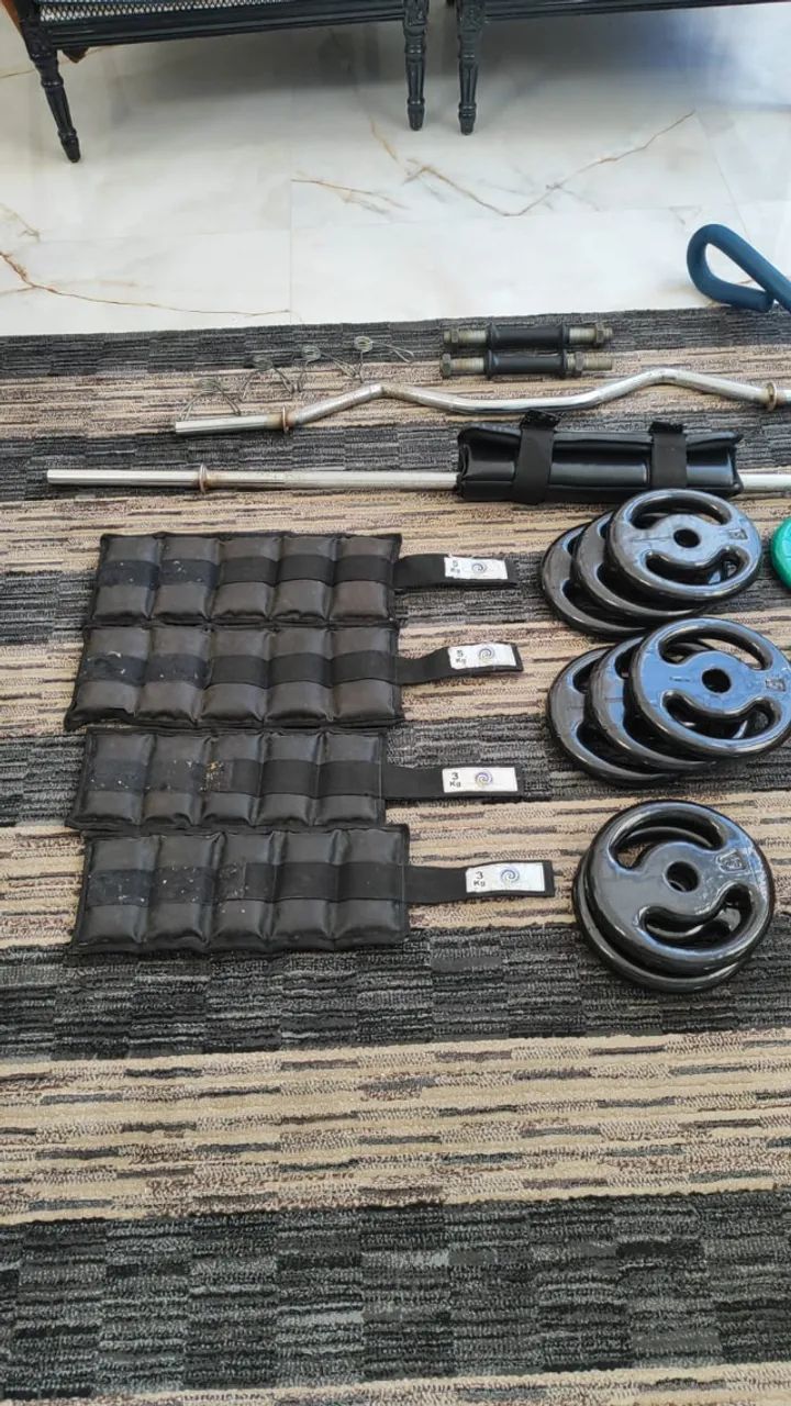 Kit de barras, anilhas e caneleiras para musculação - Foto 2