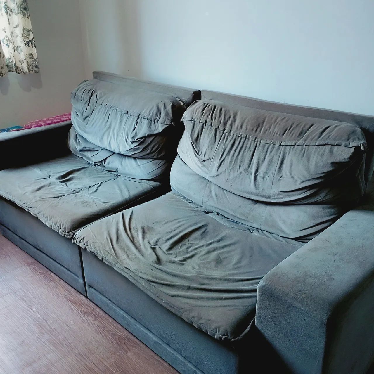 Vendo sofá 2 lugares retrátil de tecido Suede  - Foto 4