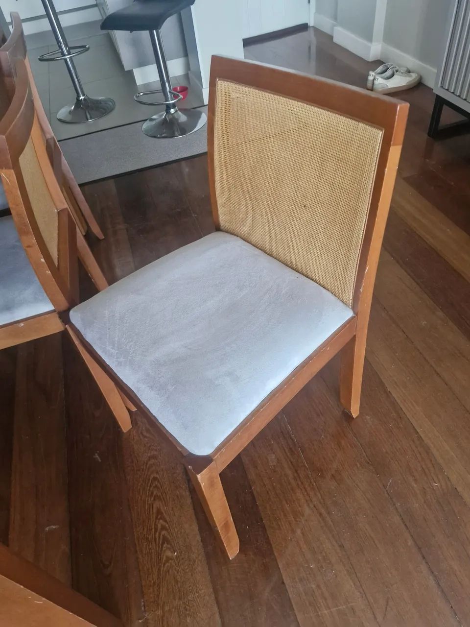 Cadeira com encosto de tela. 