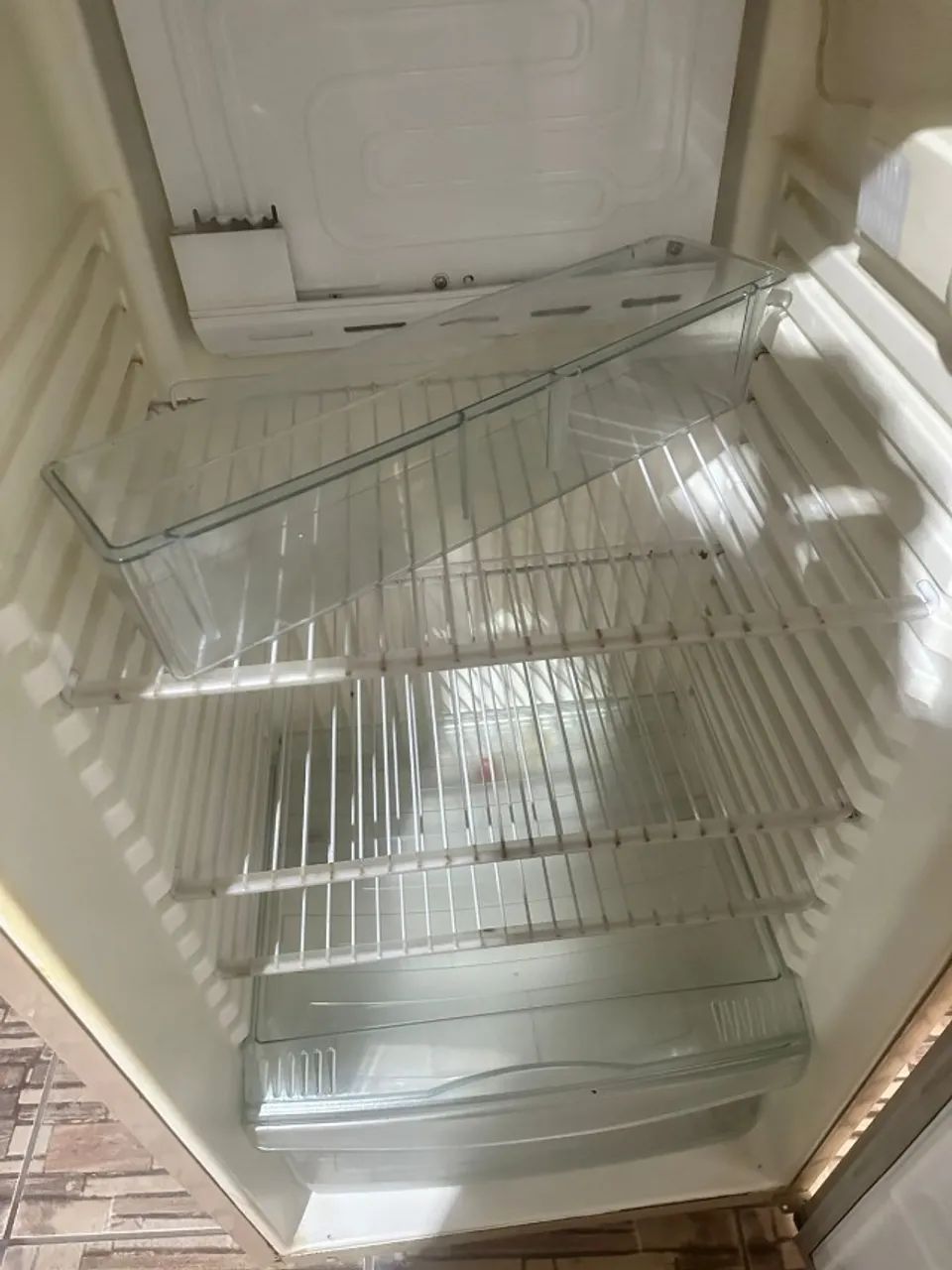 Vendo uma geladeira com defeito consul. - Foto 3