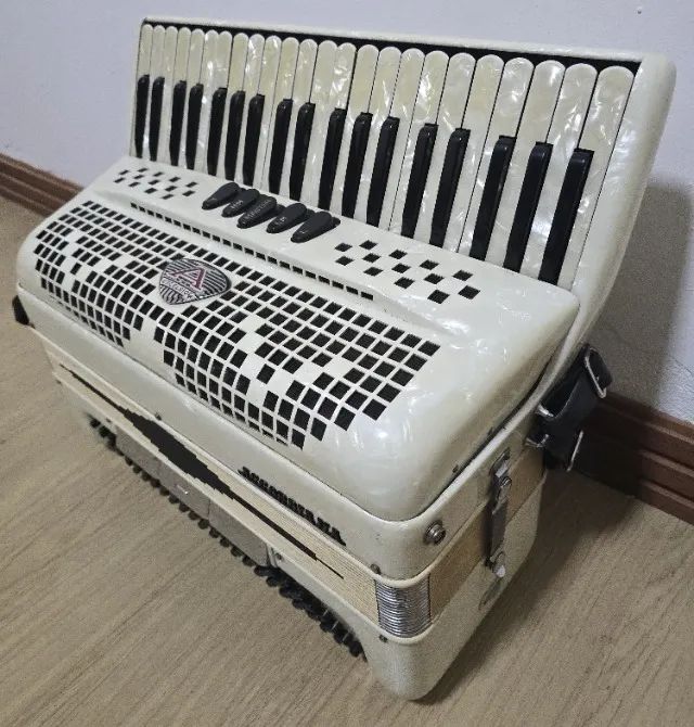 Acordeon Excelsior 120 baixos - Terça de voz - Foto 2