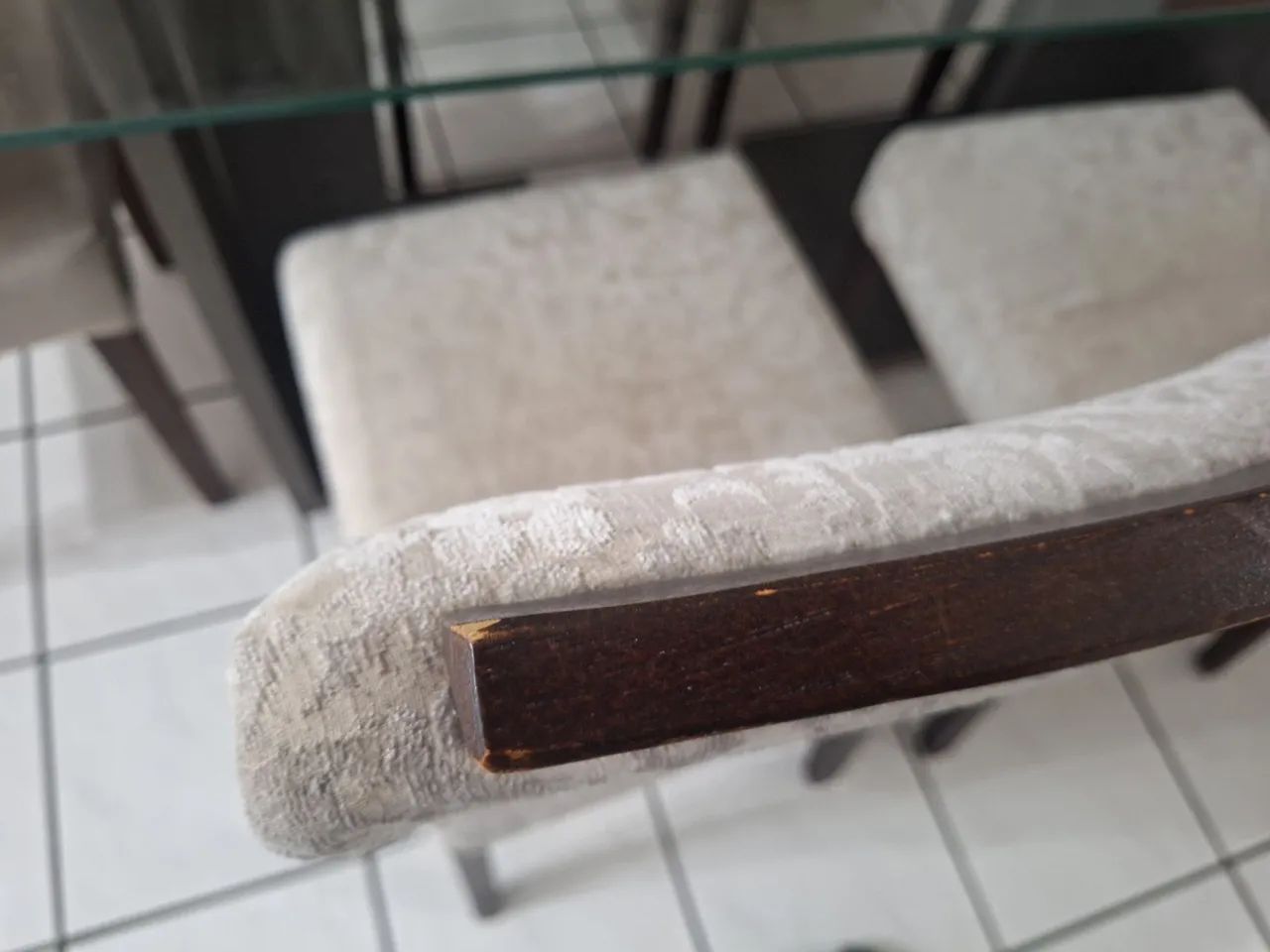 Mesa de Jantar com Tampo de Vidro + 6 Cadeiras Estofadas em Suede Bege - Foto 2