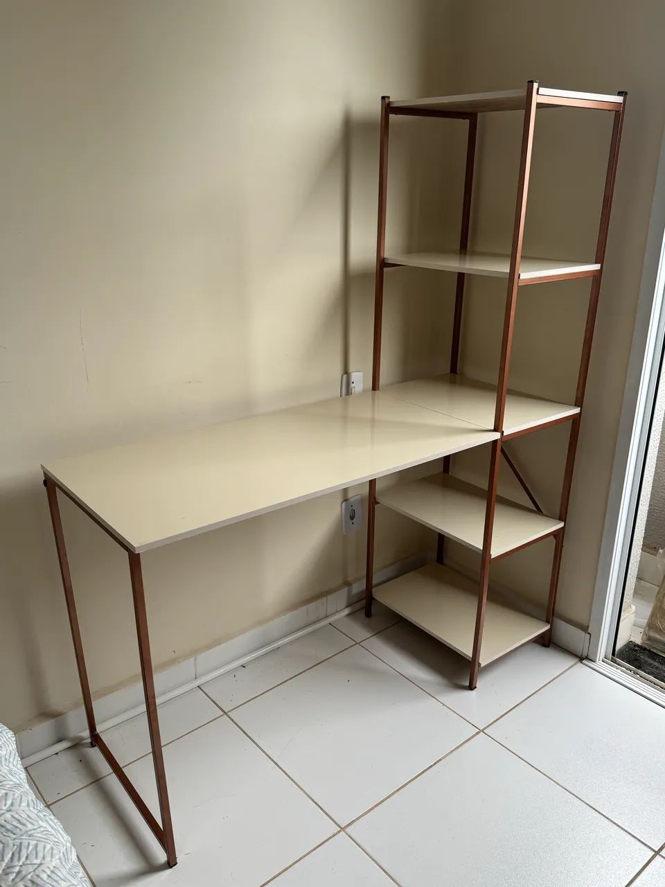 Vende-se escrivaninha com nichos - Foto 2