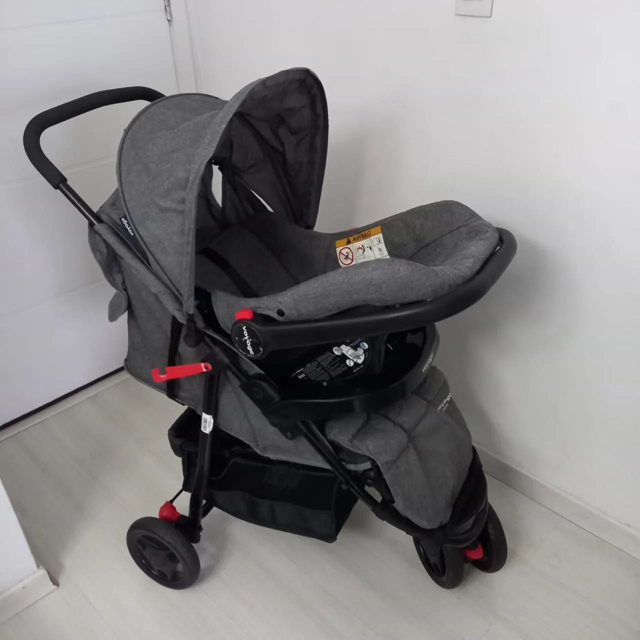 Carrinho de Bebê - Voyage com Bebê conforto e protetor - Foto 2