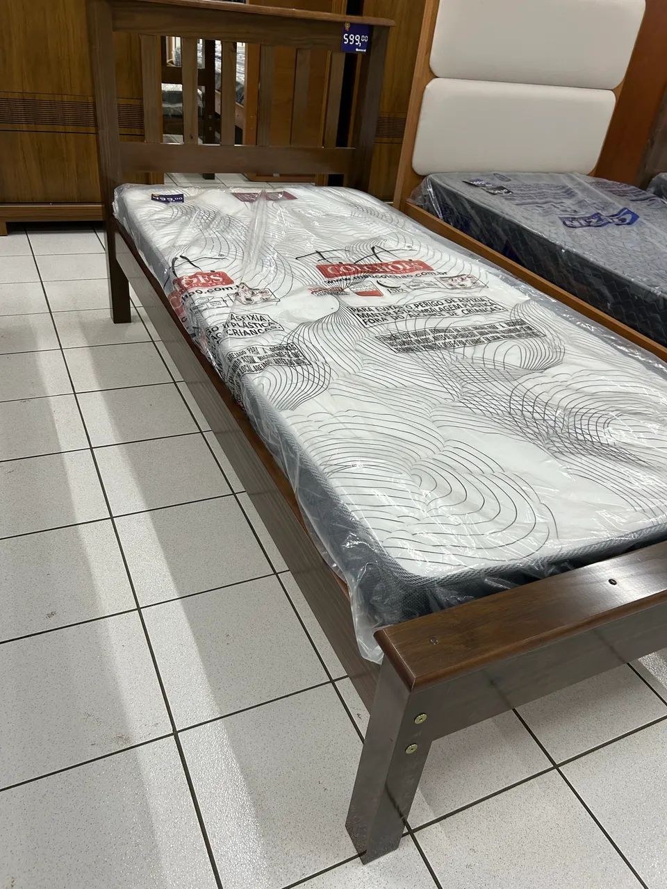 Cama solteiro de madeira com colchão nova 