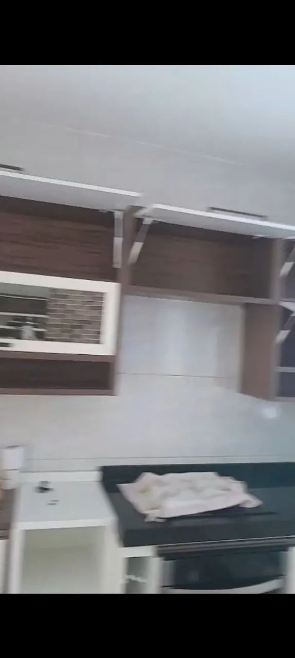 Cozinha projetada. Toda na madeira. Não acompanha bancada, forno, e fogão. 