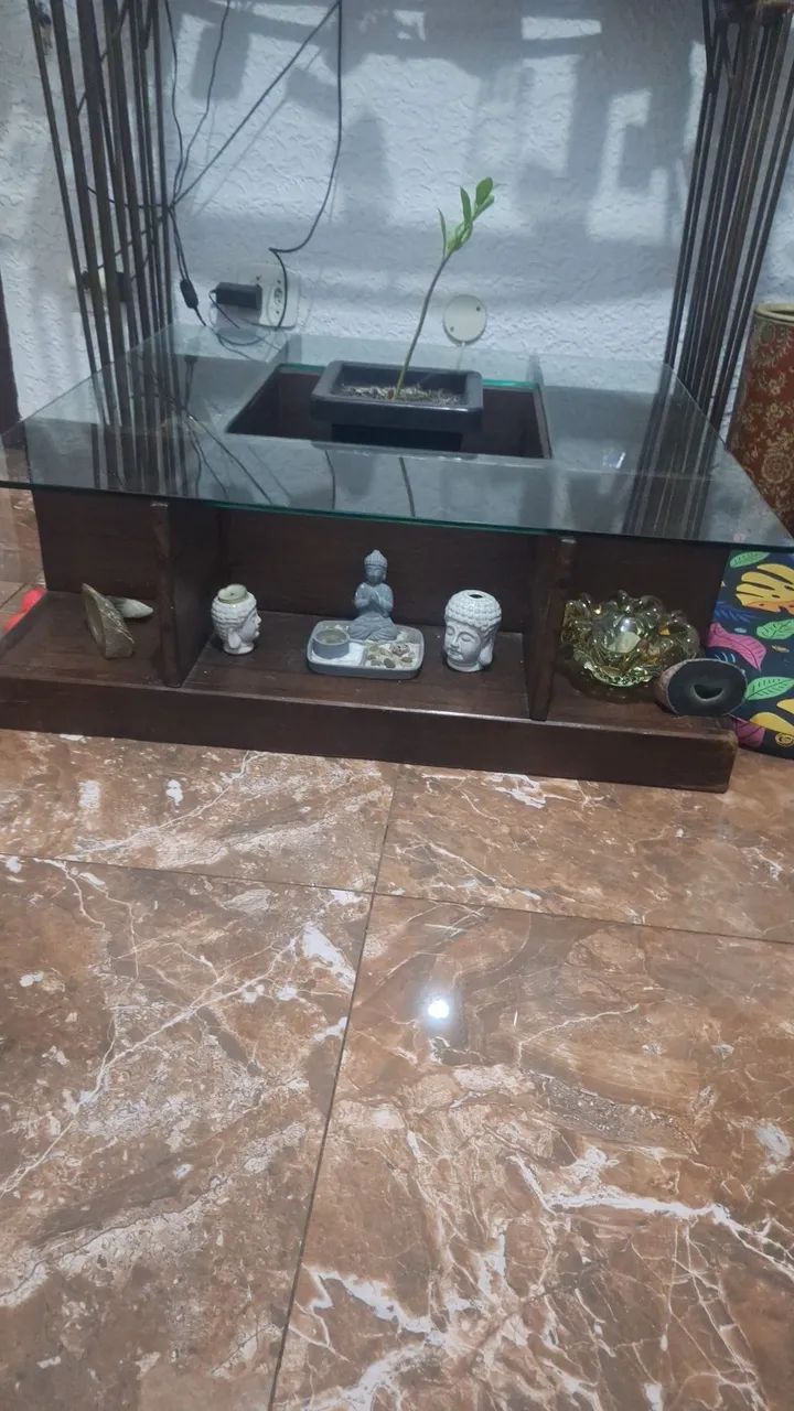 Mesa de centro com tampo de vidro