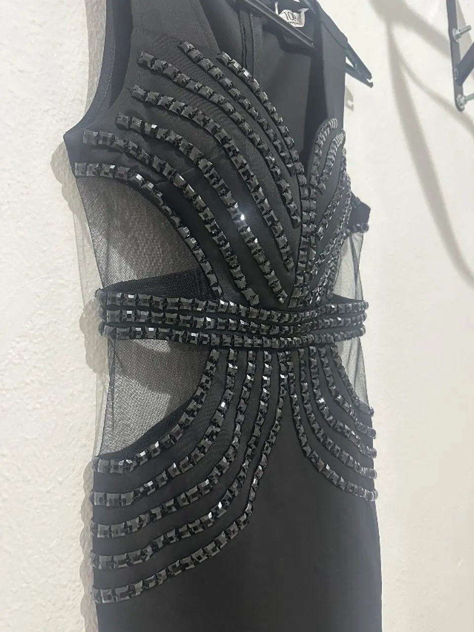 Vestido curto de festa com decote e pedrarias - Foto 4