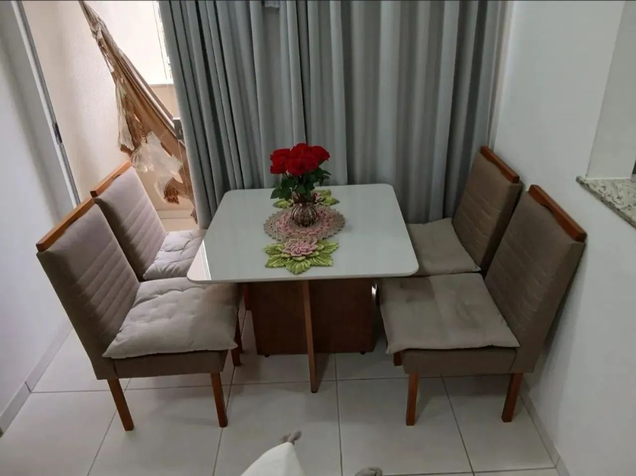 Mesa com quatro cadeiras 