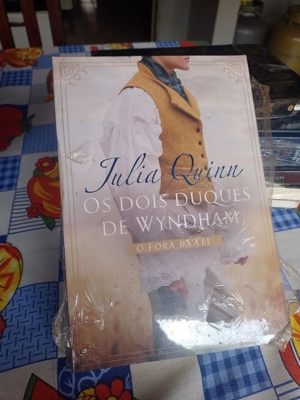 Livro Os dois duques de Wyndham - Foto 2