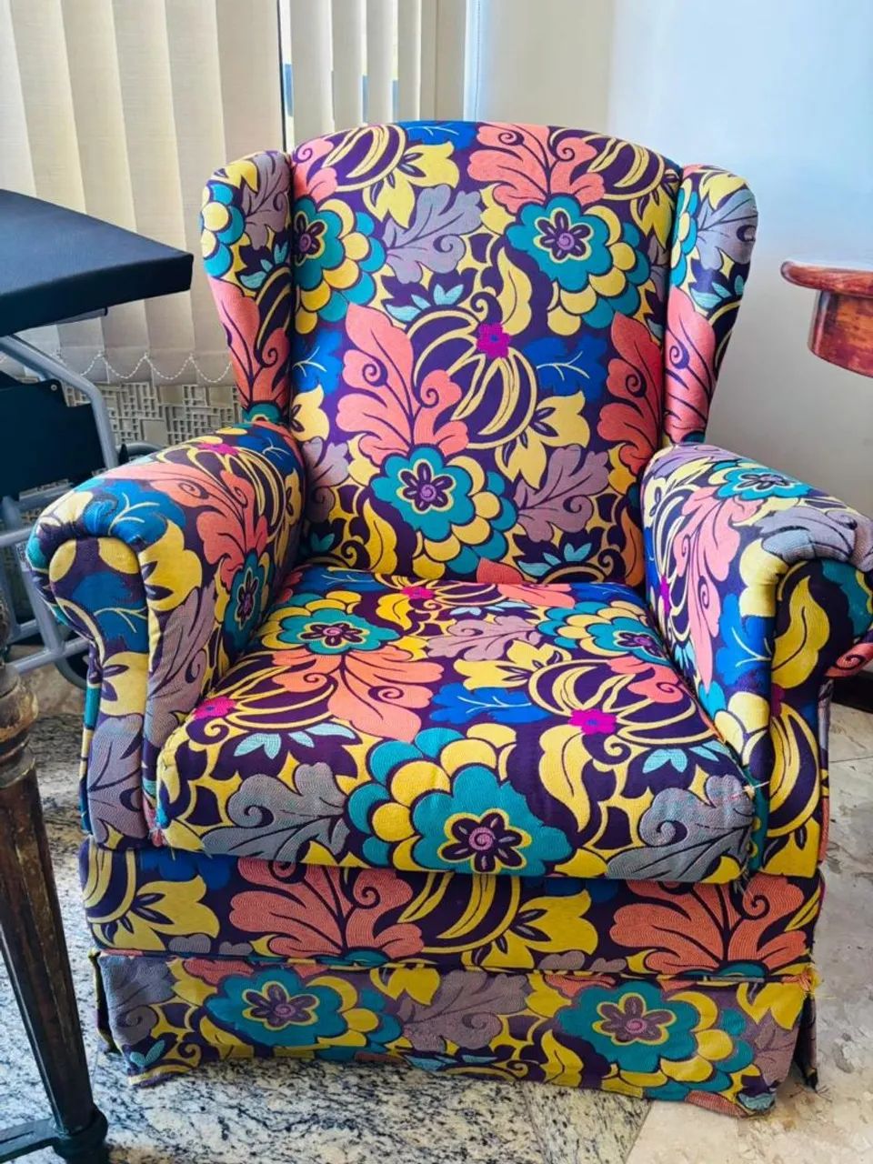 Poltrona classica em tecido para sala de estar