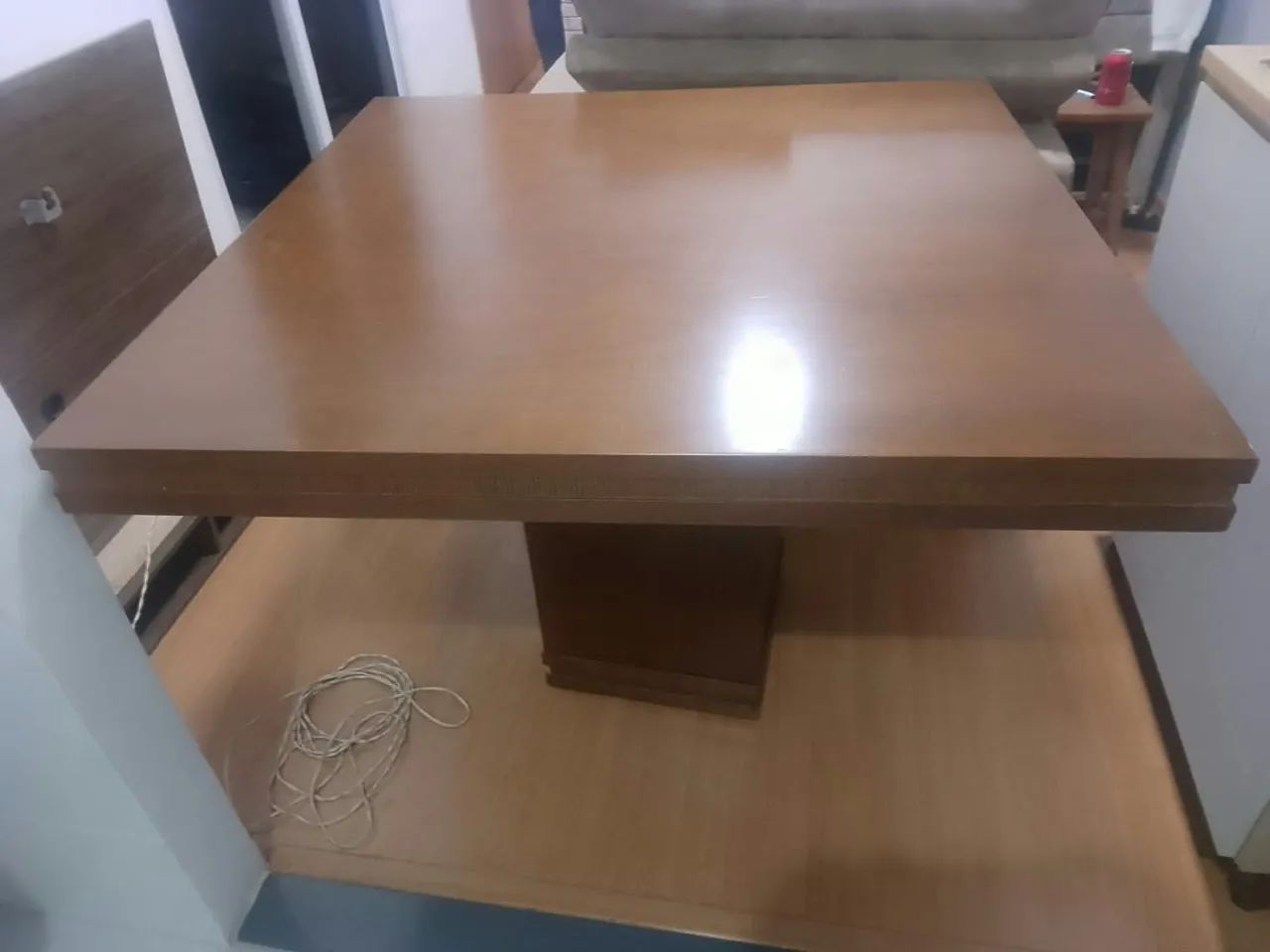 Vendo mesa com 2 cadeiras em madeira maciça em ótimo estado de conservação  - Foto 2