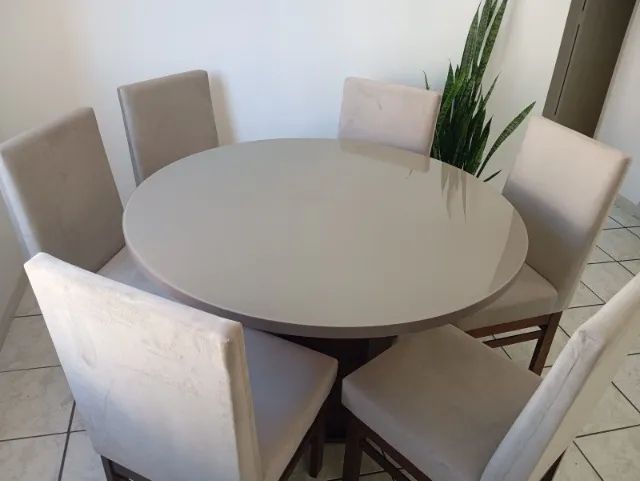 Vendo mesa de jantar com 6 cadeiras 
