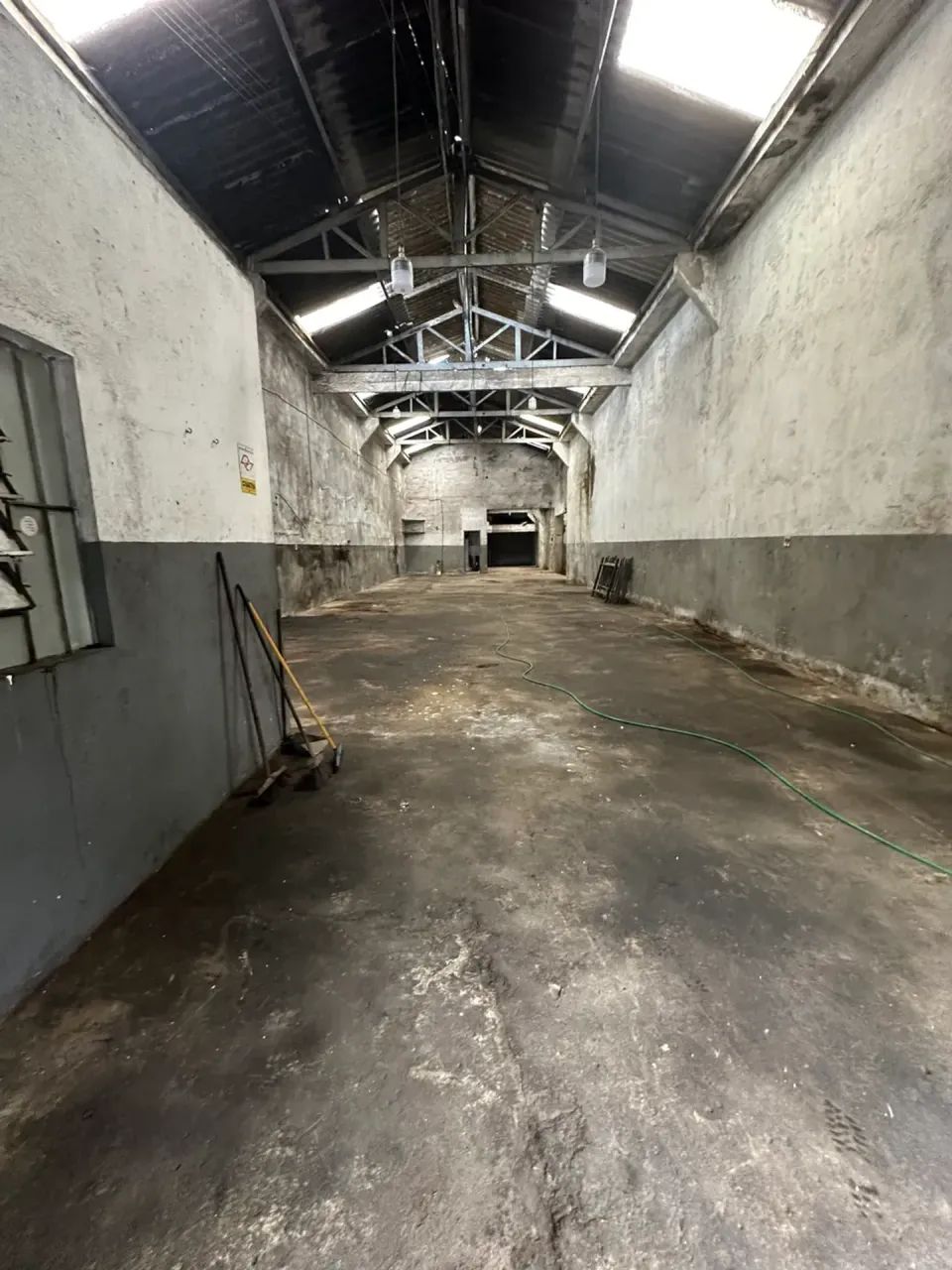 OPORTUNIDADE: Galpão 360m²  com 2 entradas