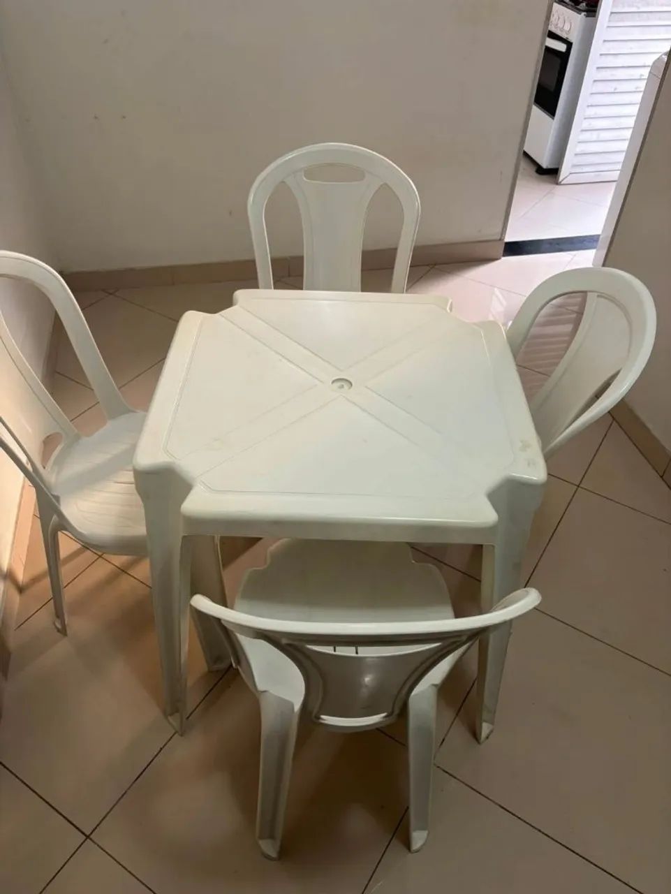 Conjunto de Mesa de Plástico com 4 Cadeiras Brancas - Ótimo Estado - Foto 4