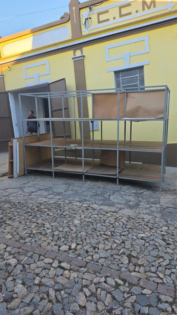 Vende-se 2 Prateleiras de ferro e 1 mesa 