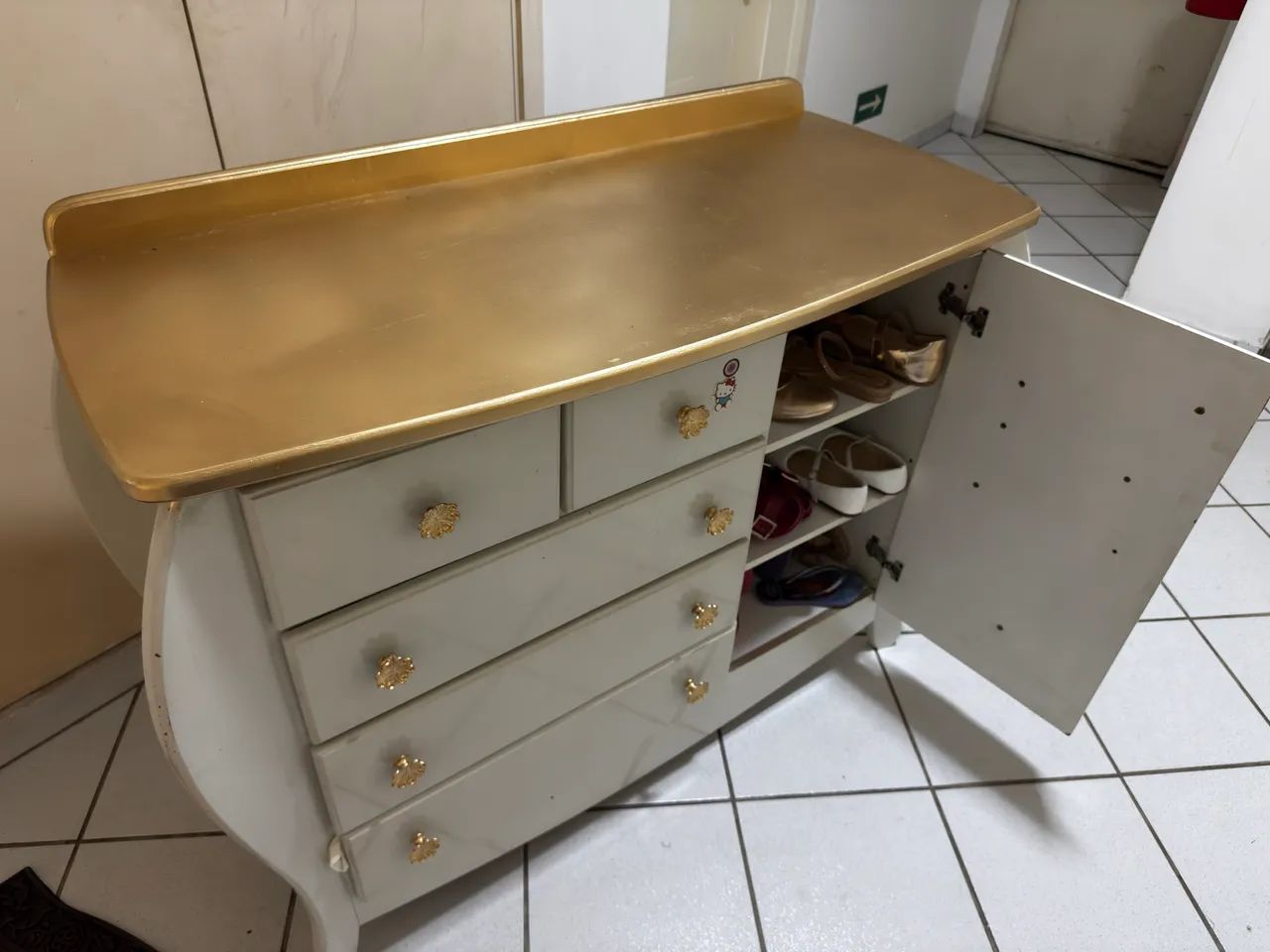 Linda Cômoda em madeira com acabamento em capitonê 