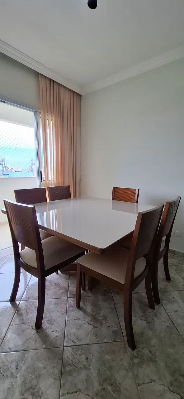 Mesa com 6 cadeiras de madeira maciça - Foto 4