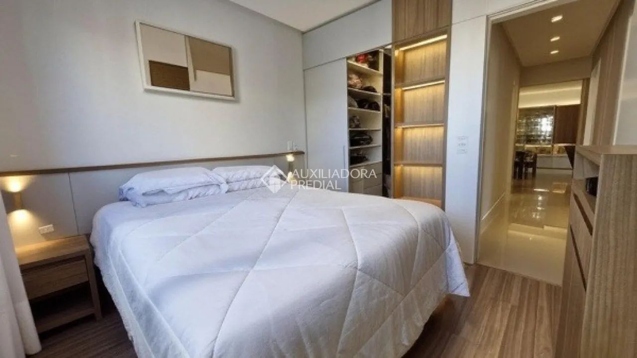 Apartamento mobiliado com 3 quartos sendo 1 suíte com closet e 2 demi-suítes e 111 m² priv - Foto 4