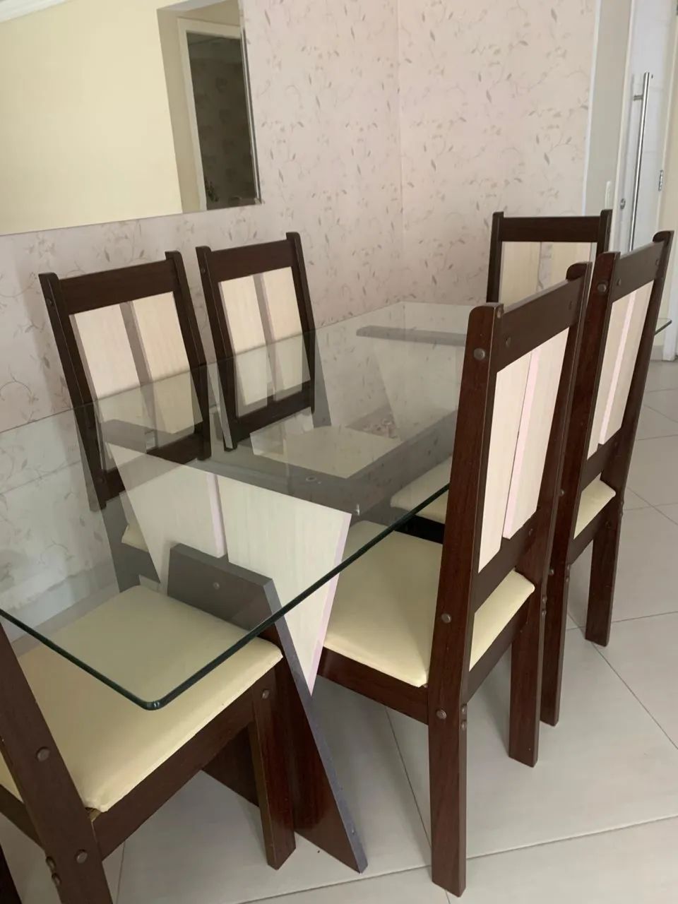 Mesa de jantar com 06 cadeiras 