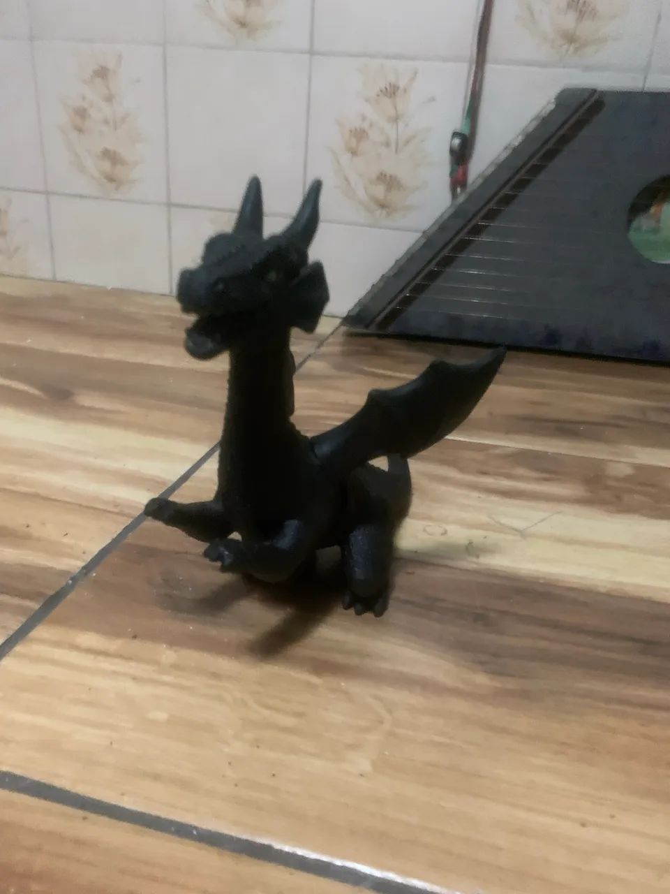 dragão preto feito de borracha macia.   - Foto 2