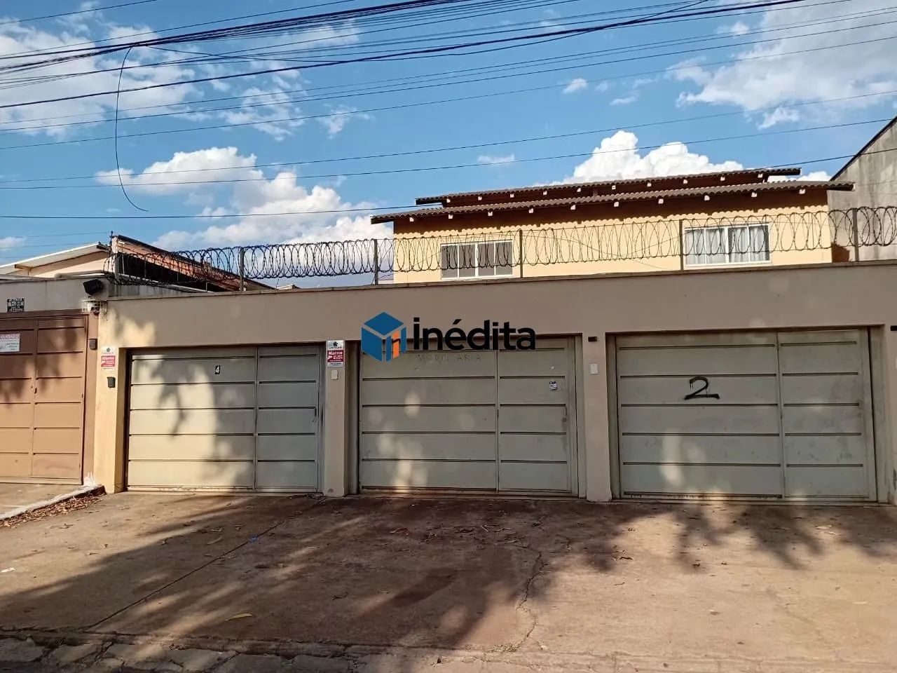 Sobrado com Suíte, Garagem Coberta e Excelente Iluminação - R$ 2.000