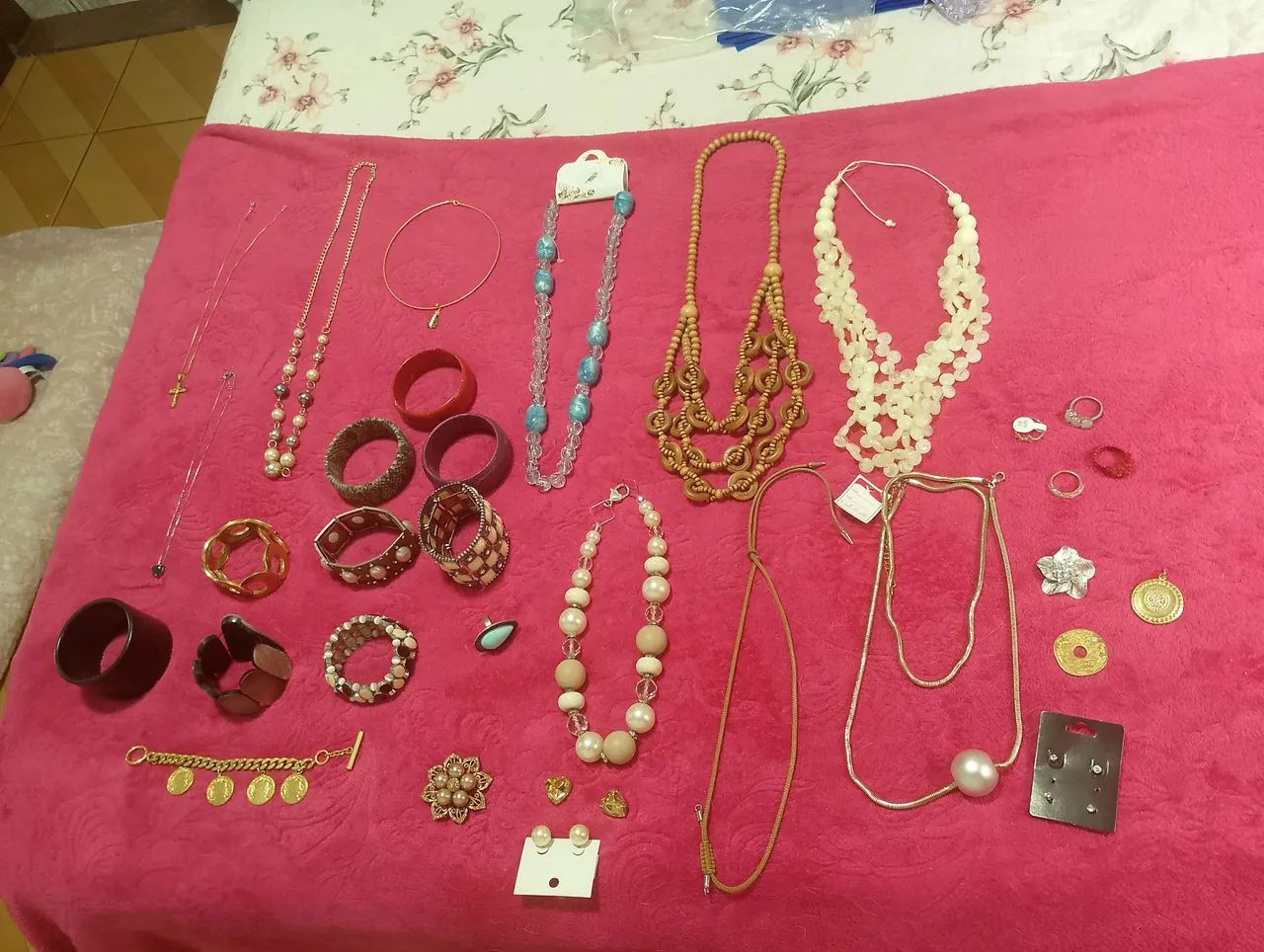 MAIS DE 30 BIJUTERIAS ALGUMAS SEM USO 