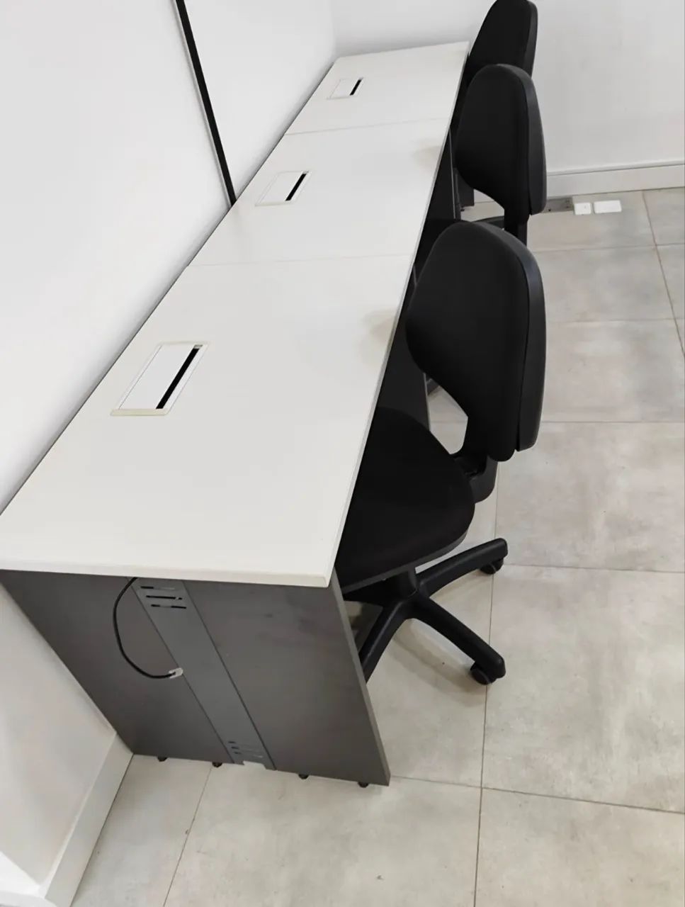 Mesa para Escritório 100x60 cm | Com Tomadas Embutidas e Passa-Fios | R$ 250