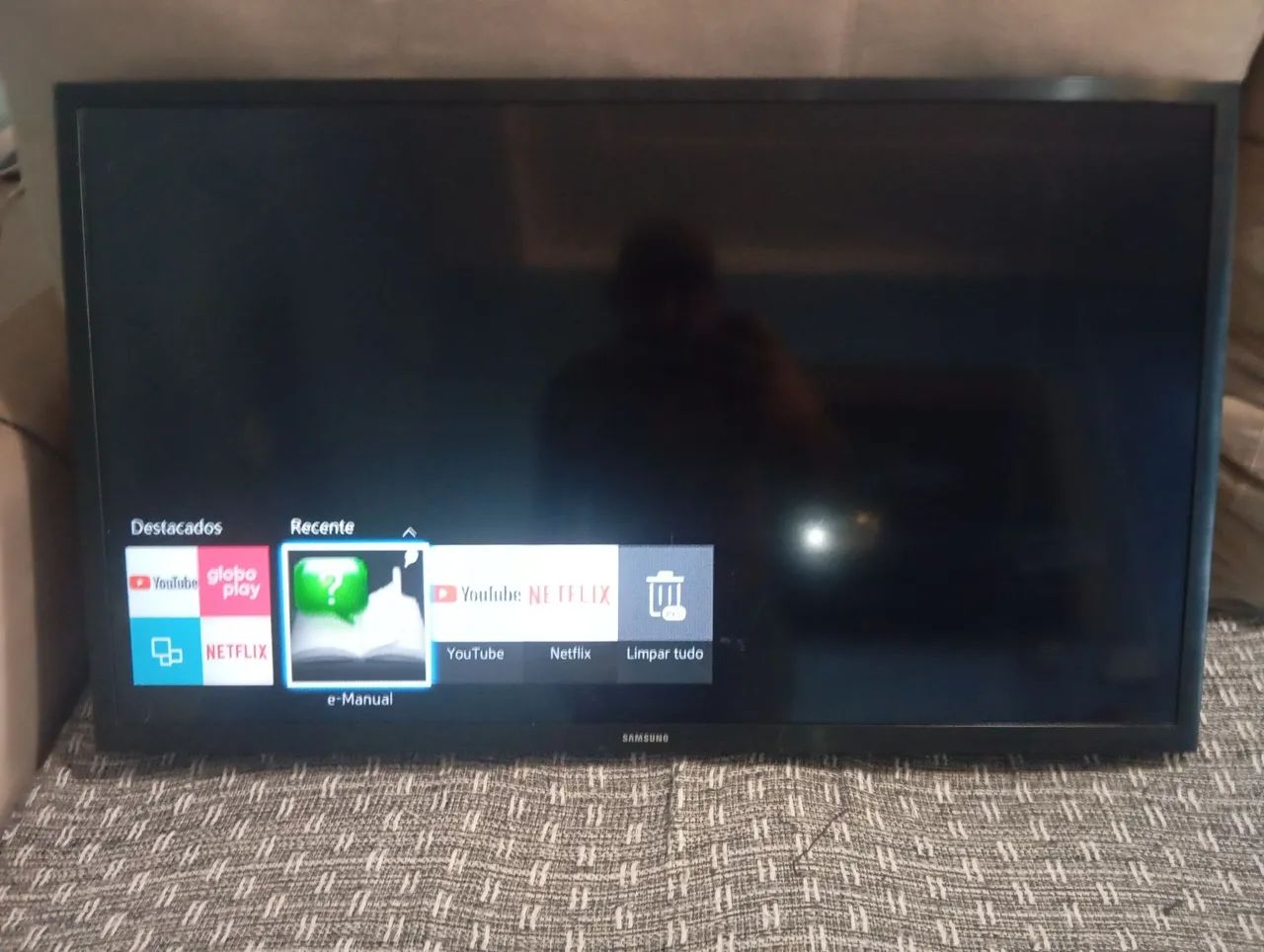 Vendo tv 32 smart . Com controle  - Foto 2