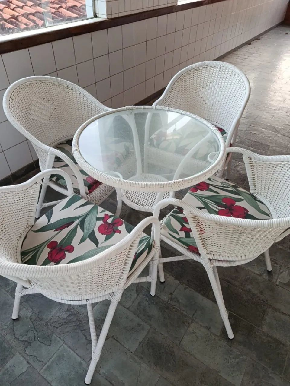 Conjunto de vime branca com 1 mesa e 4 cadeiras