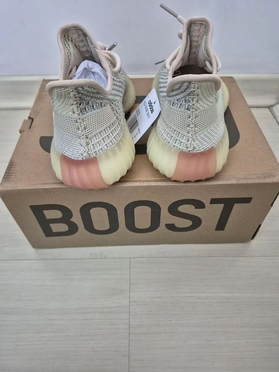 Tênis Adidas Yeezy Boost 350 NOVO tamanho 34 - Foto 3