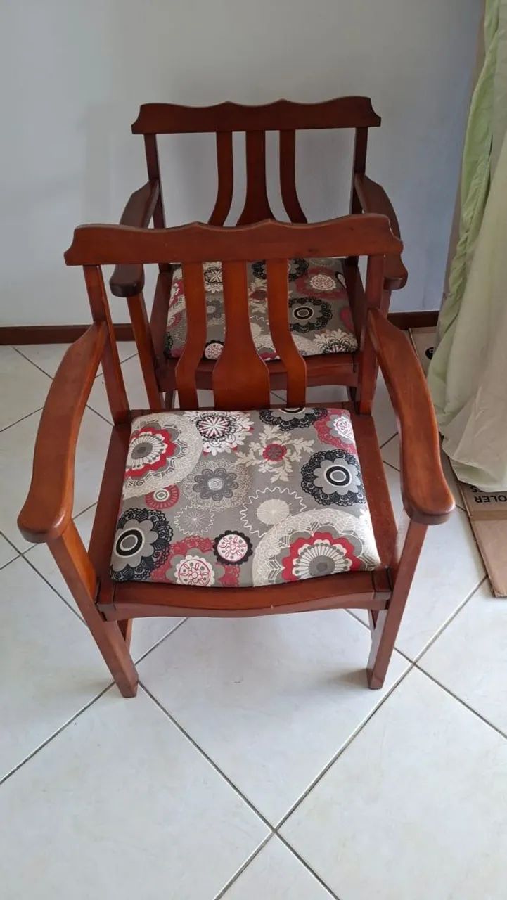 Cadeiras em Mogno