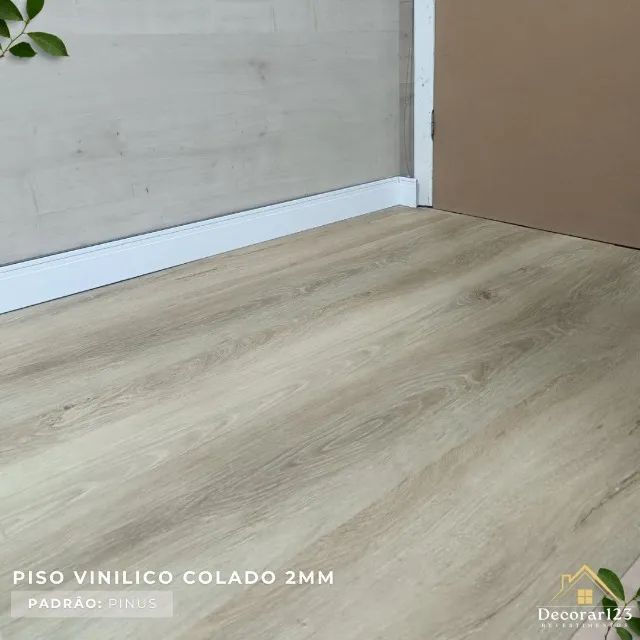Piso Vinílico Clicado e Colado | Rodapé Branco | Acabamentos