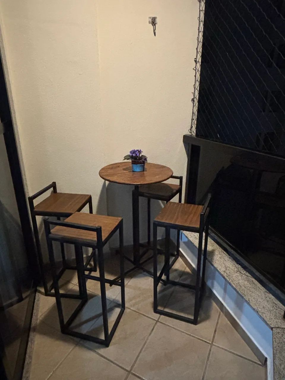 Bistrô com 4 banquetas 