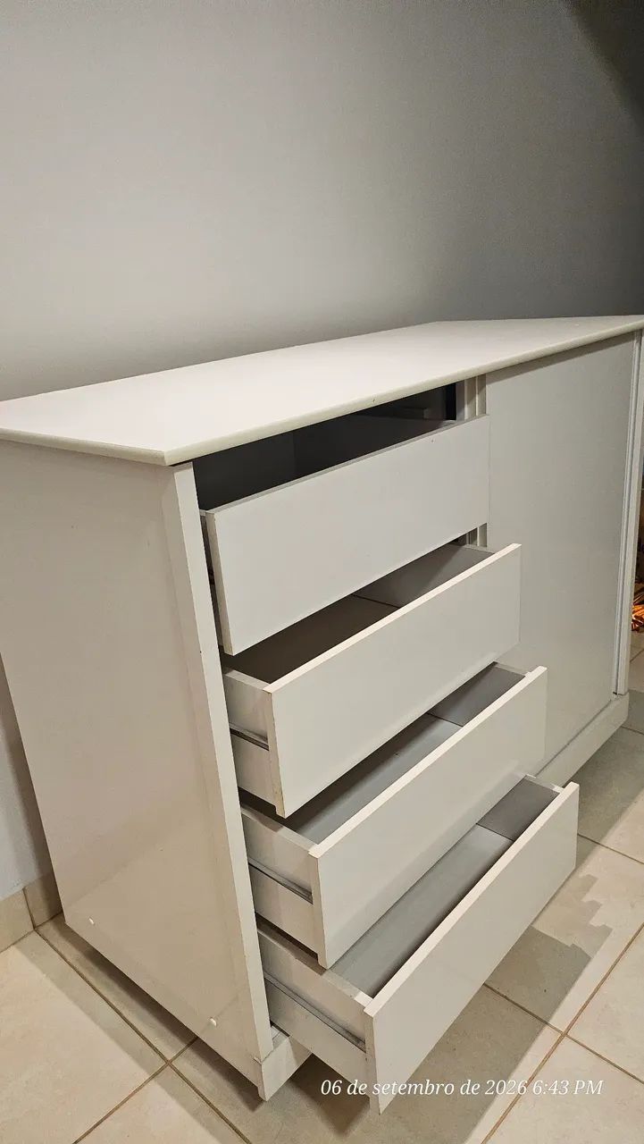 Cômoda branco 2 portas de correr e 4 gavetas - Ótimo estado! - Foto 5