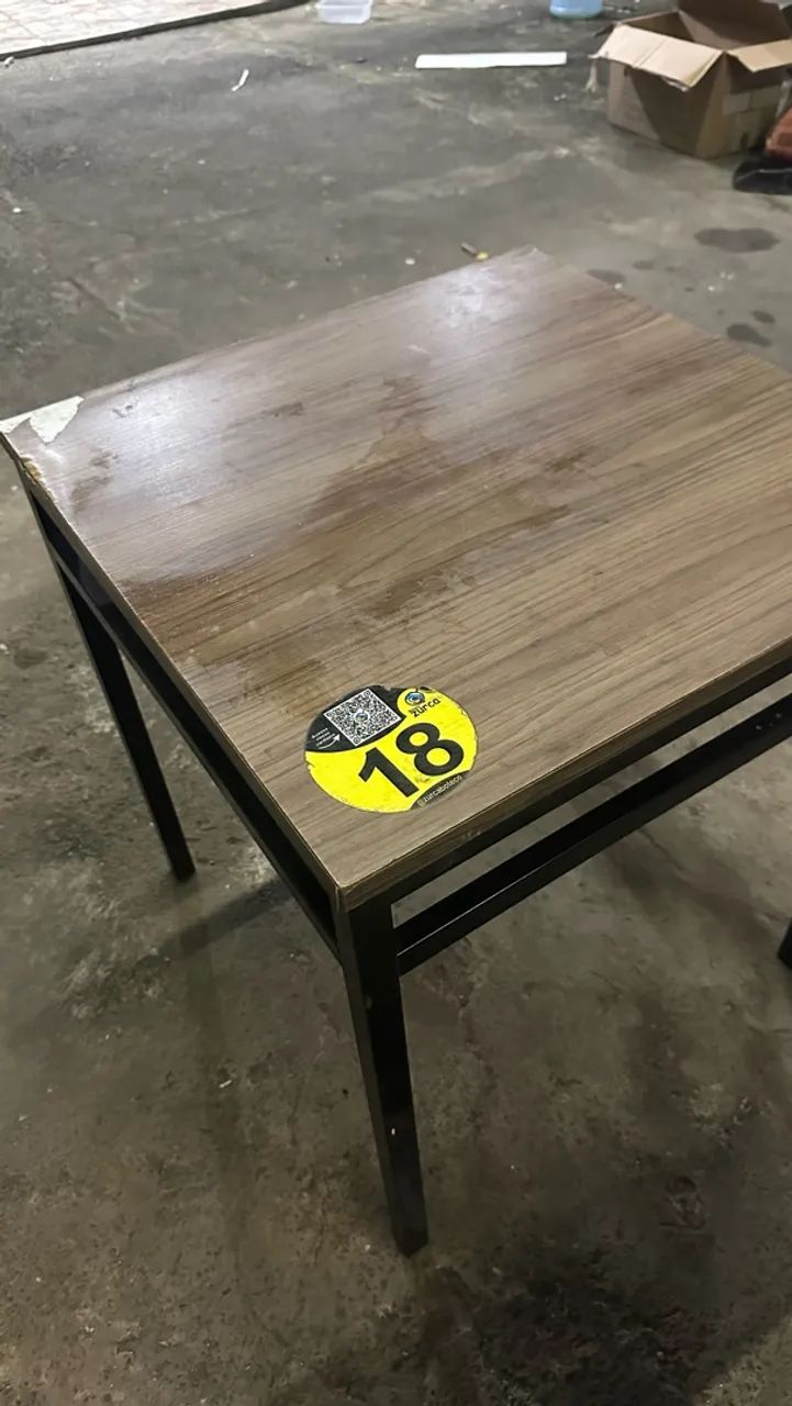Mesa com base de ferro 