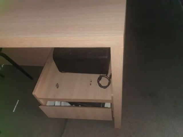 mesa de escritório com gaveteiro integrado 