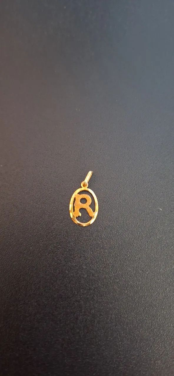 pingente letra R  18k 750