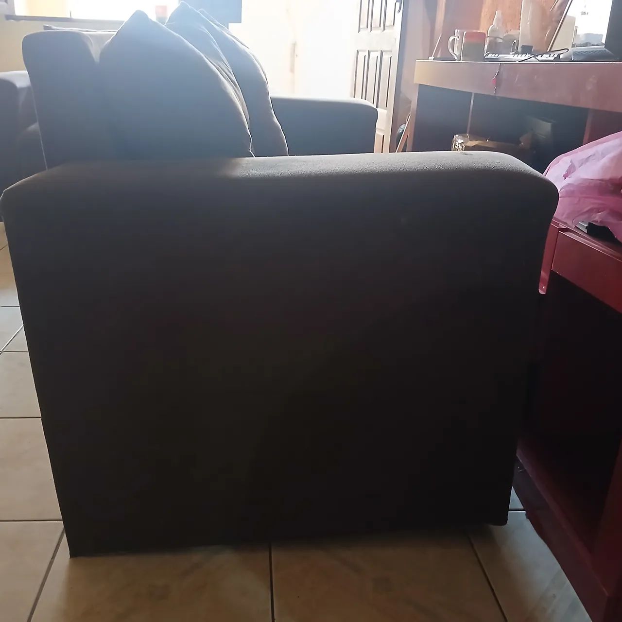 Conjunto de sofá 2 e 3 lugares com apenas 1 ano de uso - Foto 4
