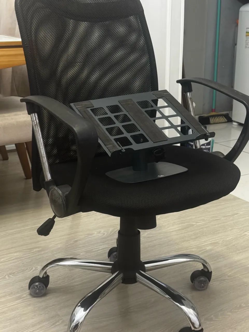 Cadeira de escritório + suporte notebook 