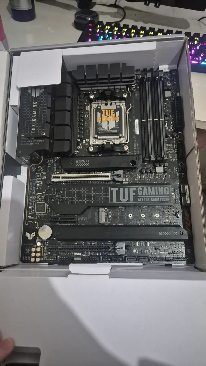 Placa-mãe Asus TUF Gaming X670E-Plus COM DEFEITO - Foto 2