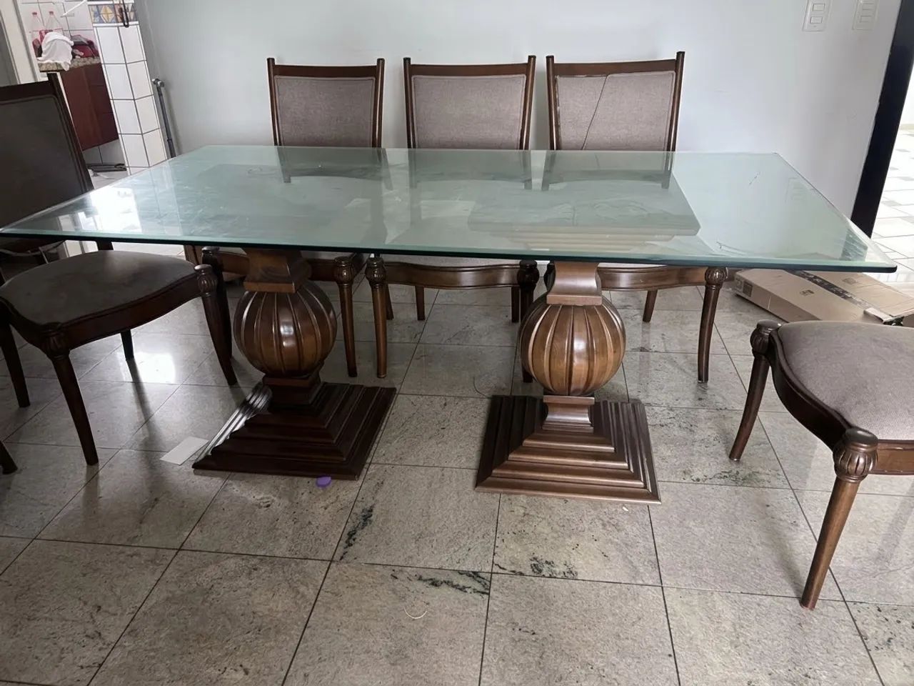 Mesa em tampo de vidro e 6 cadeiras  - Foto 2