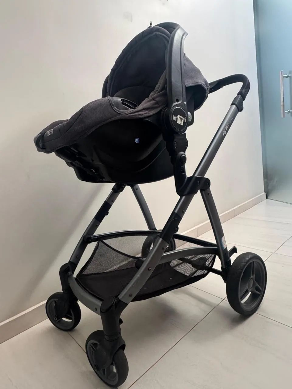 Carrinho de bebê e Bebê Conforto Infanti Epic Lite - Foto 4