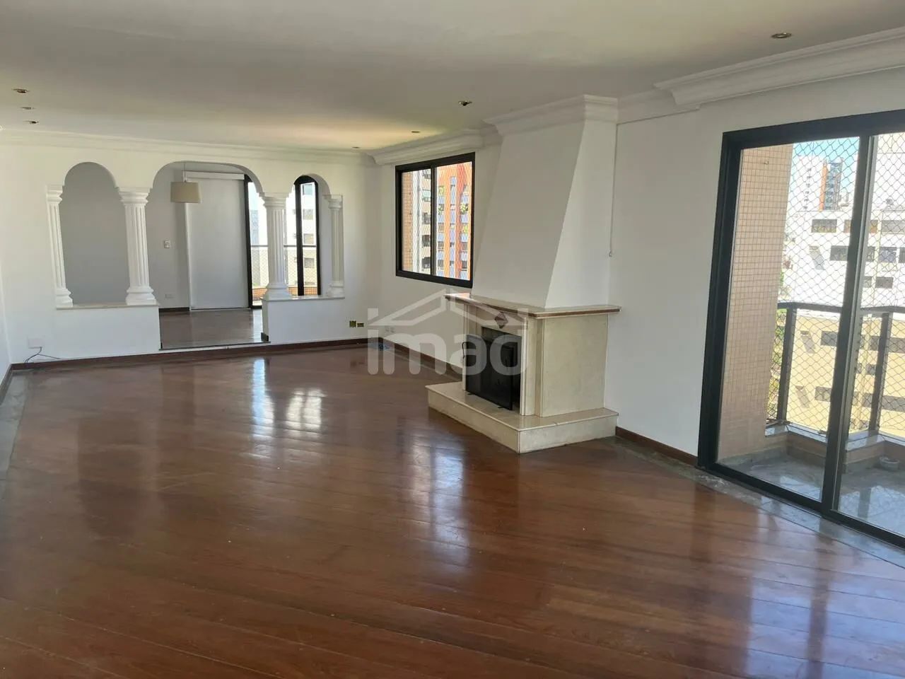 "Condomínio de apartamentos construído em 1995"
