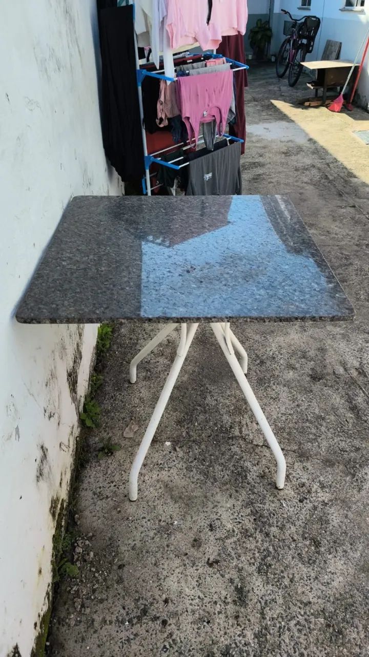 Mesa de granito quadrada
