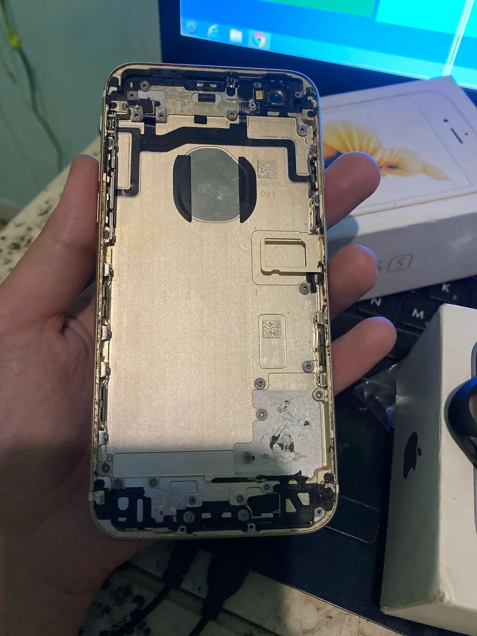 Carcaça traseira iphone 6s dourado excelente  - Foto 2