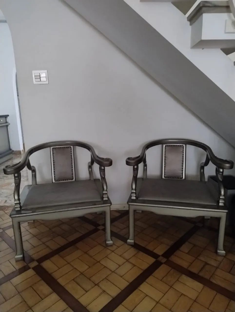 2 cadeiras em laca com braços em cabeça de cisnes.