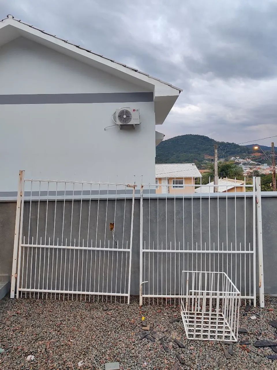 Vendo portão e lixeira de murro 