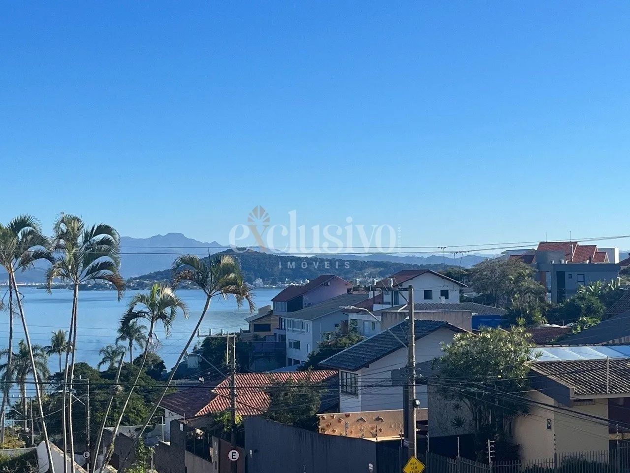 Ampla casa com 6 dormitórios e vista para o mar no bairro Itaguaçu